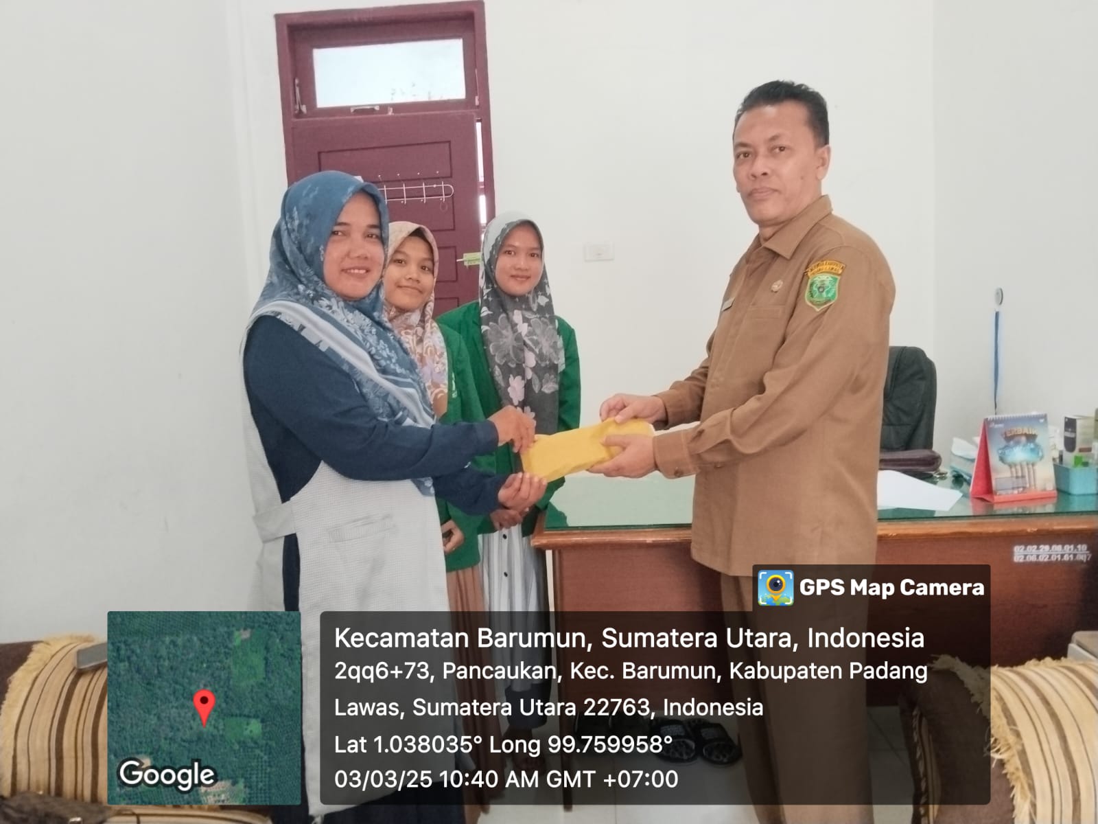 Kabid PAUD Nonformal Informal Padang Lawas Serahkan Bantuan Rp 15 Juta untuk Pengembangan UMKM Mahasiswa