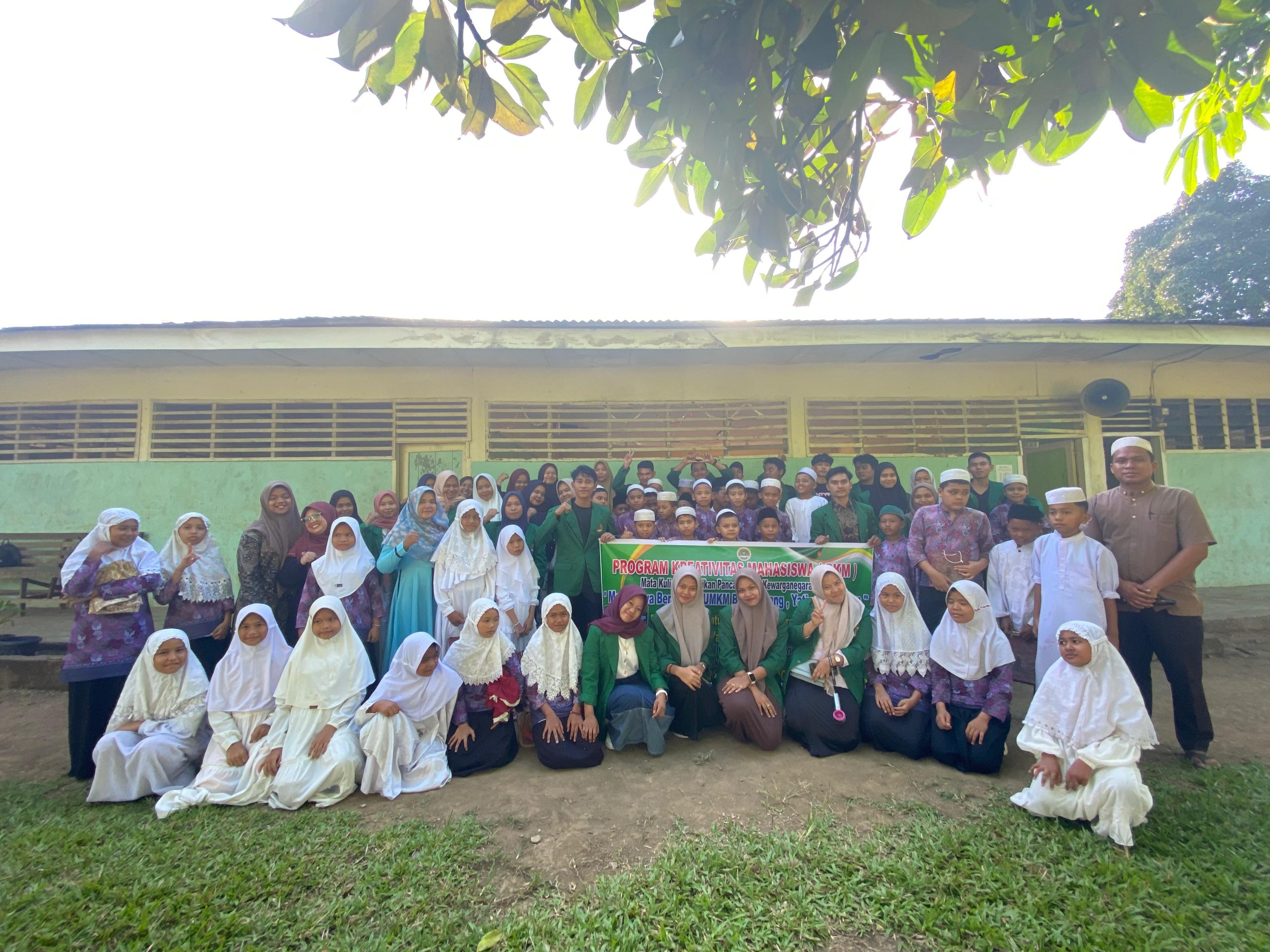 MAHASISWA PRODI PERBANKAN SYARI’AH SEMESTER II GELAR PROGRAM KREATIVITAS: UMKM BERKEMBANG, YATIM TERSENYUM