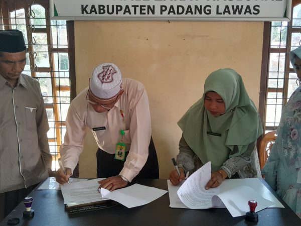 Penandatanganan MoA antara Fakultas Syariah IAI Padang Lawas dan BAZNAS Padang Lawas.