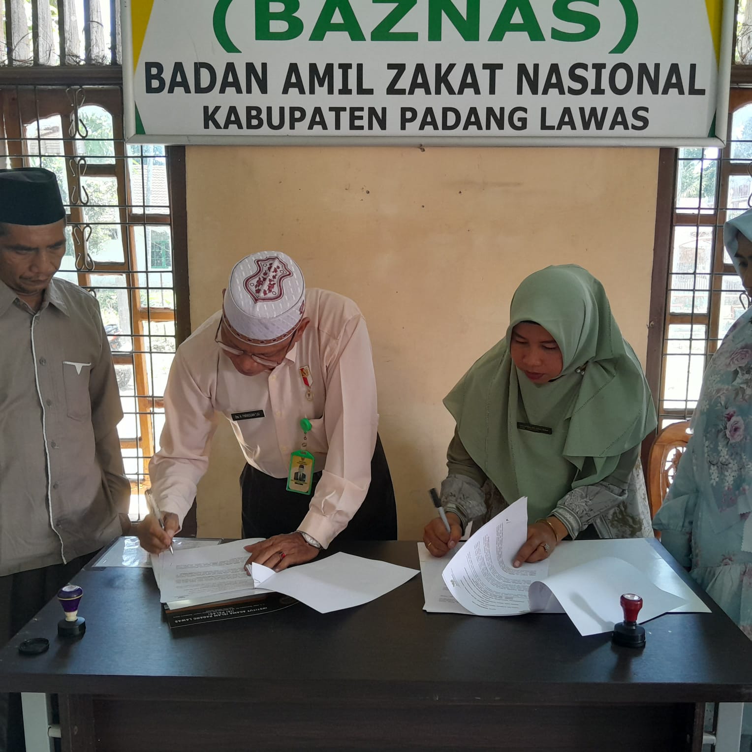 Penandatanganan MoA antara Fakultas Syariah IAI Padang Lawas dan BAZNAS Padang Lawas. Penandatanganan MoA antara Fakultas Syariah IAI Padang Lawas dan BAZNAS Padang Lawas.