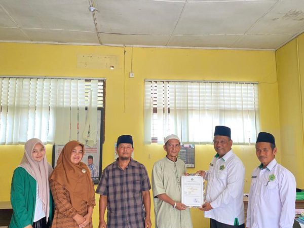 Kemenag Serahkan Surat Izin Majelis Taklim Desa Paran Batu, Mahasiswa KKL IAI Padang Lawas Berperan Aktif dalam Proses Pendampingan