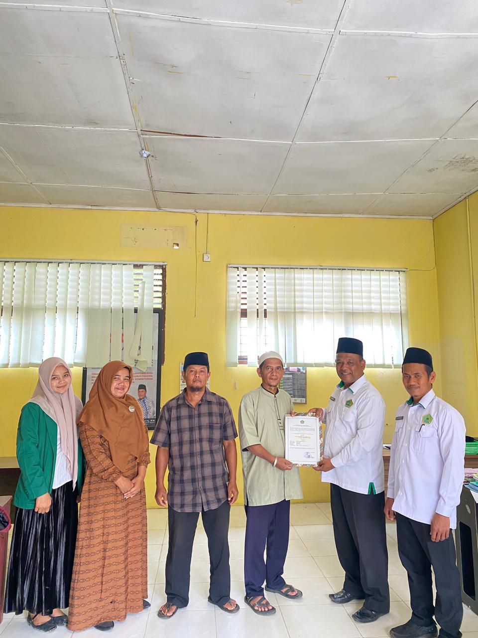 Kemenag Serahkan Surat Izin Majelis Taklim Desa Paran Batu, Mahasiswa KKL IAI Padang Lawas Berperan Aktif dalam Proses Pendampingan Kemenag Serahkan Surat Izin Majelis Taklim Desa Paran Batu, Mahasiswa KKL IAI Padang Lawas Berperan Aktif dalam Proses Pendampingan