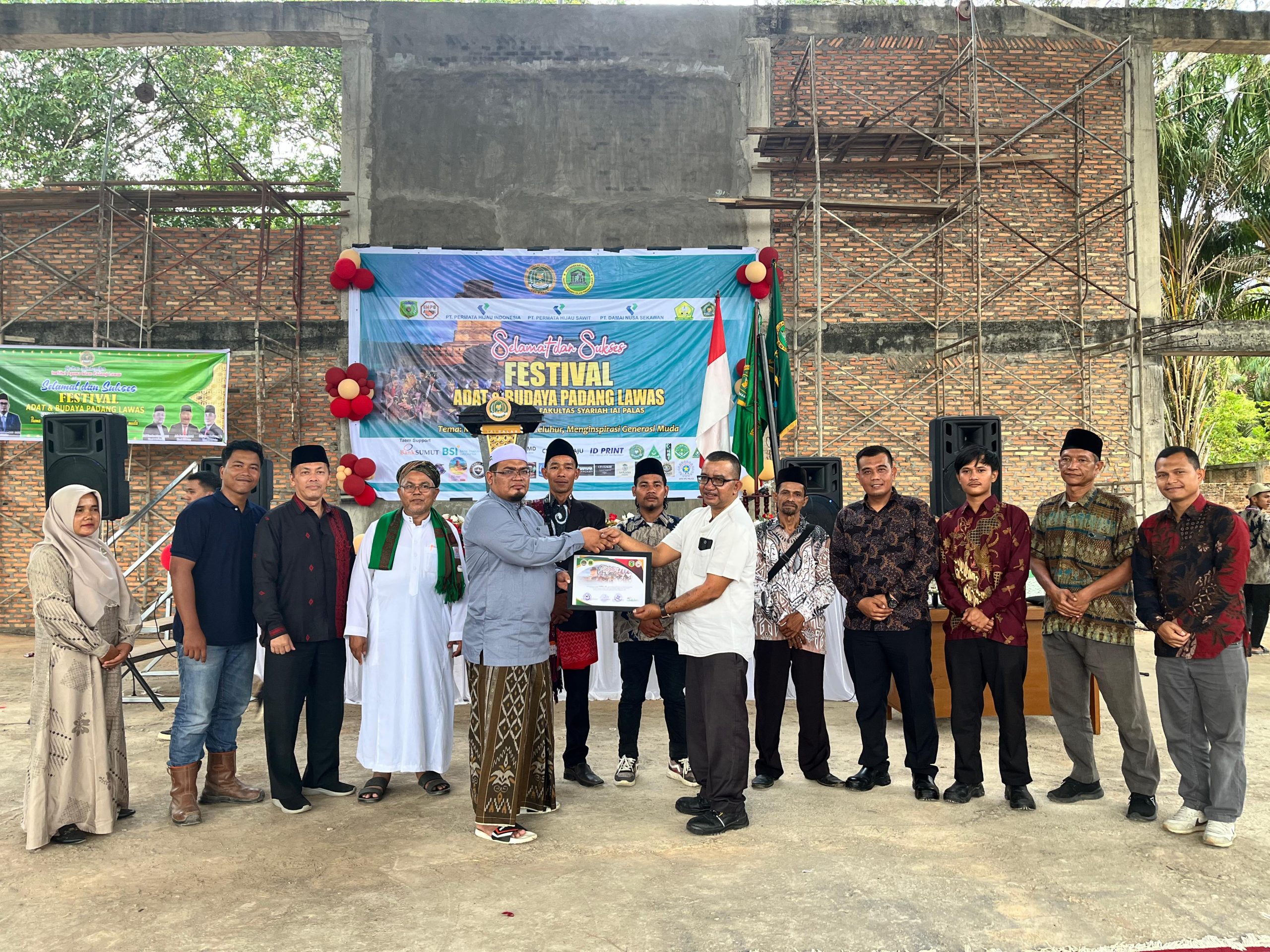 Festival Adat dan Budaya Padang Lawas 2025 Resmi Ditutup, Rektor: “Menang Itu Bonus, Pelestarian Budaya Itu Yang Menjadi Tujuan Utama Kita” Festival Adat dan Budaya Padang Lawas 2025 Resmi Ditutup, Rektor: “Menang Itu Bonus, Pelestarian Budaya Itu Yang Menjadi Tujuan Utama Kita”